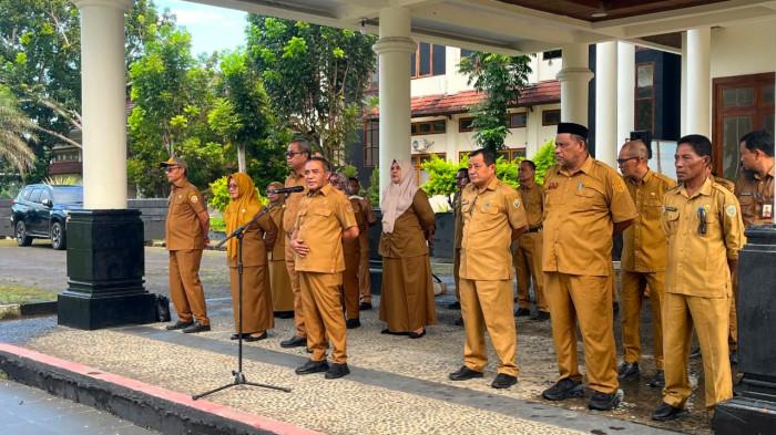 Wakil Bupati Halmahera Tengah, Maluku Utara, Ahlan Djumadil saat memimpin apel pagi, Senin (8/6/2026).