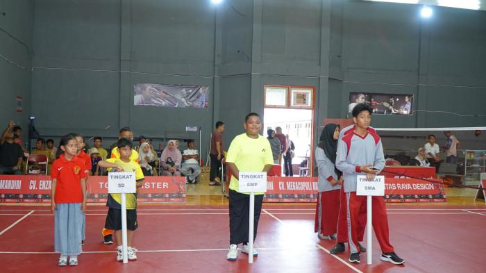 KEJURKOT - Peserta Tournament Badminton Kejurkot II Piala Walikota Tidore Tahun 2025 di GOR MA Sport, SKB Tomagoba, Kota Tidore.
