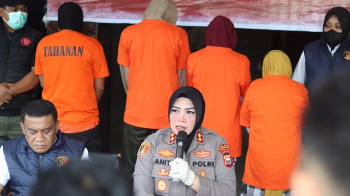 ABORSI - Tiga orang terduga pelaku kasus aborsi di Kota Ternate berhasil ditangkap Satreskrim Polres Ternate, Polda Maluku Utara, Rabu (17/6/2026). Ketiga pelaku berinisial RAL alias Nani (21), dan RLA alias Ahmad (22) keduanya merupakan sepasang kekasih dan warga di Kelurahan Kalumata, Kecamatan Ternate Selatan.