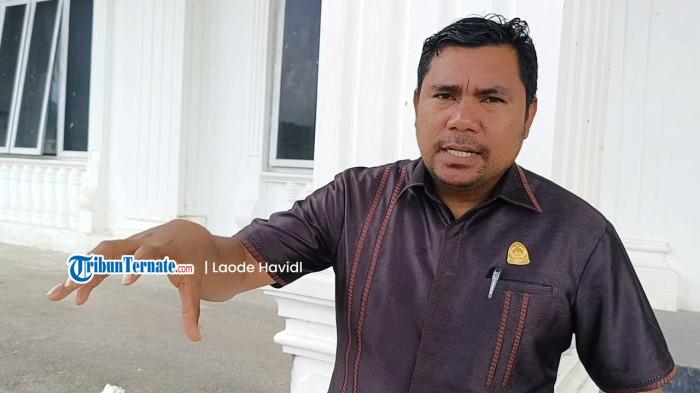 KETERANGAN: Ketua Komisi III DPRD Pulau Taliabu Budiman L. Mayabubun saat diwawancarai Tribunternate.com disela-sela kerja, Kamis (18/12/2025)