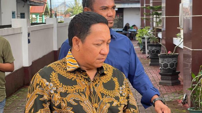KORUPSI - Kejaksaan Tinggi Maluku Utara resmi menetapkan mantan Bupati Pulau Taliabu dua periode, Aliong Mus sebagai tersangka dalam kasus dugaan tindak pidana korupsi proyek pembangunan Istana Daerah (Isda) Kabupaten Pulau Taliabu senilai Rp 17,5 miliar, Senin (25/5/2026).