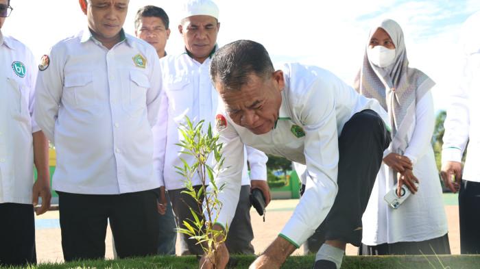 amar manaf tanam pohon di halaman kantor