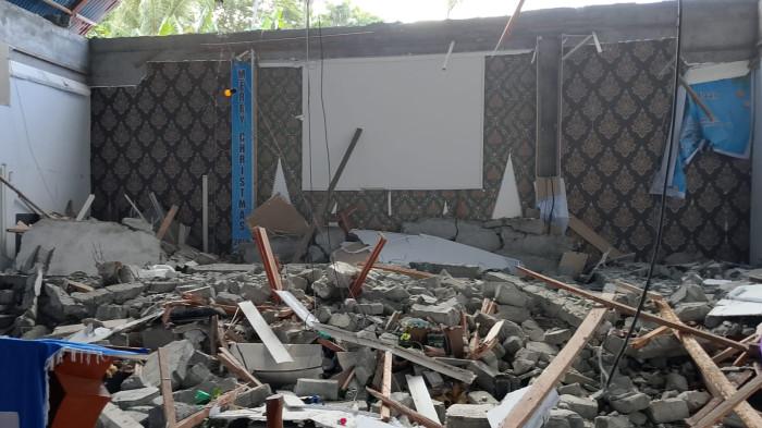 GEMPA BUMI - Bangunan Gereja Kalvari di Kelurahan Lelewi, Kecamatan Batang Dua, mengalami kerusakan akibat kuatnya guncangan gempa, Kamis (2/4/2026).
