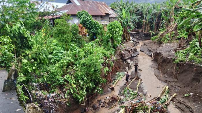 BANJIR - Suasana warga yang terdampak banjir di Kecamatan Ibu, Kabupaten Halmahera Barat, Maluku Utara, Rabu (7/1/2026). (Istimewa)