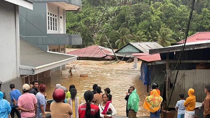 BANJIR - Suasana warga yang terdampak banjir di Kecamatan Ibu, Kabupaten Halmahera Barat, Maluku Utara, Rabu (7/1/2026).