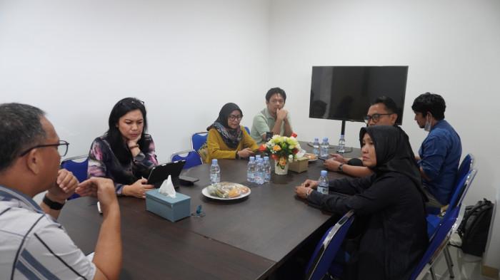 TAMU TRIBUN - Direktur Ideologi, Kebangsaan, Politik, dan Demokrasi (IKPD) Kementerian PPN/Bappenas, Nuzula Anggeraini, bersama Kepala Bappeda Maluku Utara, Muhammad Sarmin S Adam, melakukan kunjungan ke kantor Tribun Ternate di Jalan Pemuda, Kelurahan Salero, Kecamatan Ternate Utara, Kota Ternate, Sabtu (6/12/2025). Mereka mengisi podcast Tamu Tribun bertajuk 