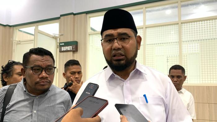 STATEMENT: Bupati Halmahera Selatan Bassam Kasuba. Menurutnya, posisi pemerintah daerah berpihak ke warga Obi, jika PT Poleko terbukti merusak lingkungan