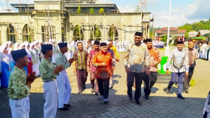 Bupati Halmahera Selatan, Maluku Utara Basaam Kasuba (batik abu-abu) ketika berjalan menuju lokasi peresmian MAD Labuha, Kamis (6/11/2025).