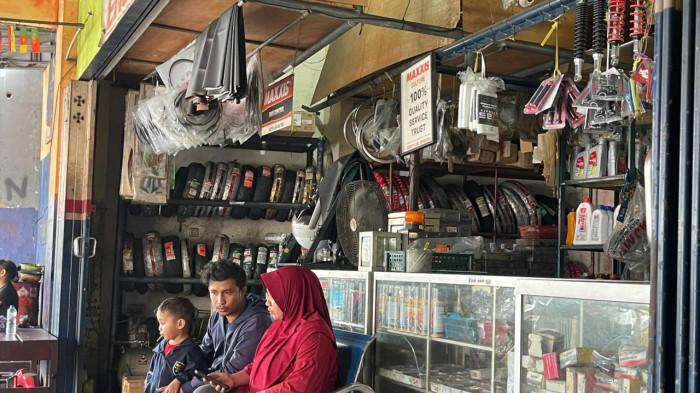 Suasana pelanggan yang datang ke bengkel Taufik Jaya Motor, yang berada di Kelurahan Takoma, Kecamatan Ternate Tengah untuk perbaiki motornya, Sabtu (6/6/2026).