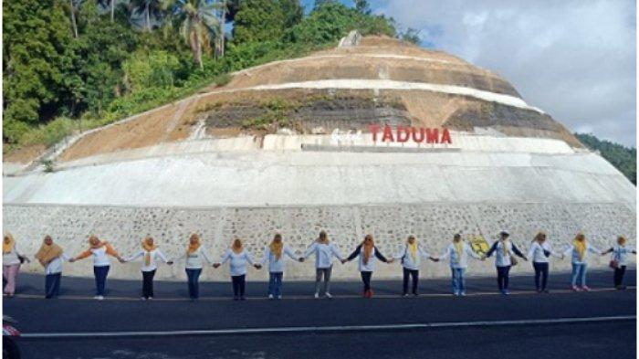 Peringati 400 Tahun VOC Angkat Kaki, Ternate Pecahkan Rekor Muri Peserta Keliling Gunung Gamalama