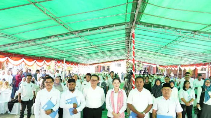 PROGRAM - Foto bersama Gubernur Maluku Utara Sherly Laos didampingi Kadikbud Abubakar Abdullah dengan sejumlah Kepsek usai luncurkan program transparansi Dana BOSPE dan BOSDA di 400 sekolah se-Maluku Utara, Rabu (15/10/2025).