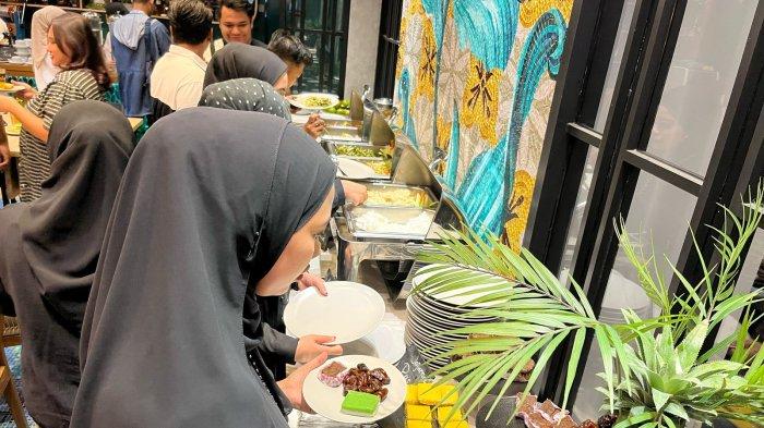 JADWAL IMSAKIYAH - Suasana saat tamu ambil takjil sebelum berbuka puasa di GWEN Hotel Ternate, Maluku Utara.