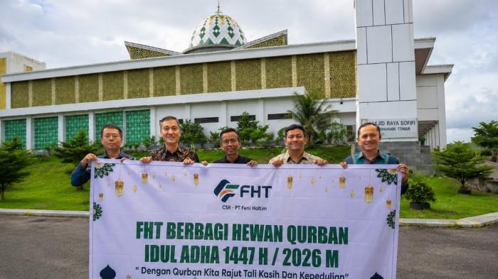CSR - PT Feni Haltim (FHT) berbagi hewan kurban kepada masyarakat di sekitar kawasan industri di Kabupaten Halmahera Timur sebagai bentuk kepedulian sosial dan komitmen perusahaan dalam mempererat hubungan harmonis dengan masyarakat.