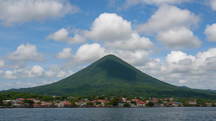 CUACA KOTA TERNATE - Gambar hasil rekayasa artificial inteligence (Ai) menujukkan ilustrasi gunung, laut dan langit berawan untuk prakiraan cuaca. Diunduh dari ChatGPT.com, Jumat (26/9/2025).