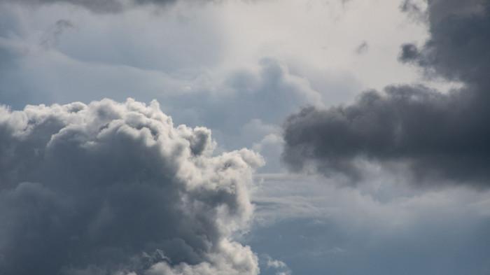 cuaca maluku utara senin 10 november 2025