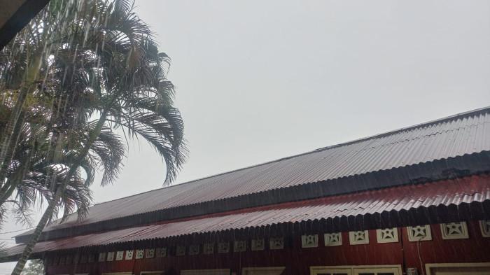 CUACA MALUKU UTARA - Hujan melanda Kota Ternate pada Kamis (5/3/2026) pagi.