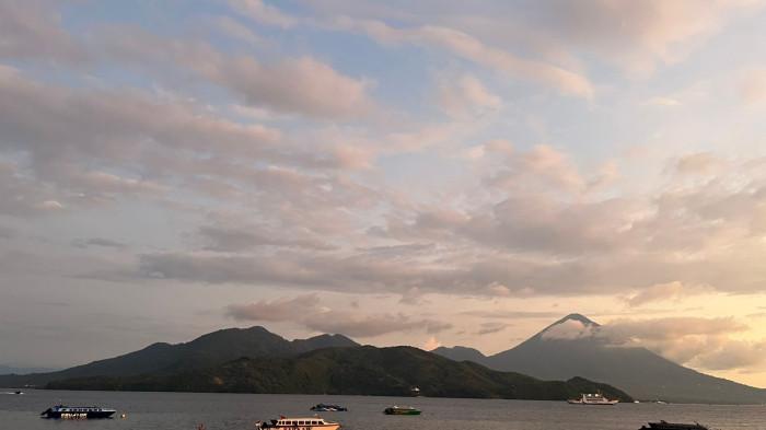 CUACA TERNATE - Foto laut dan langit Kota Ternate, Maluku Utara. Foto diambil pada Jumat (17/10/2025).