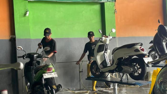 Salah satu tempat usaha cuci sepeda motor bernama Mita di depan lorong melati, atau jalan seruni, Kelurahan Kampung Pisang, Kecamatan Ternate Tengah, Kota Ternate, Maluku Utara, Sabtu (6/6/2026).