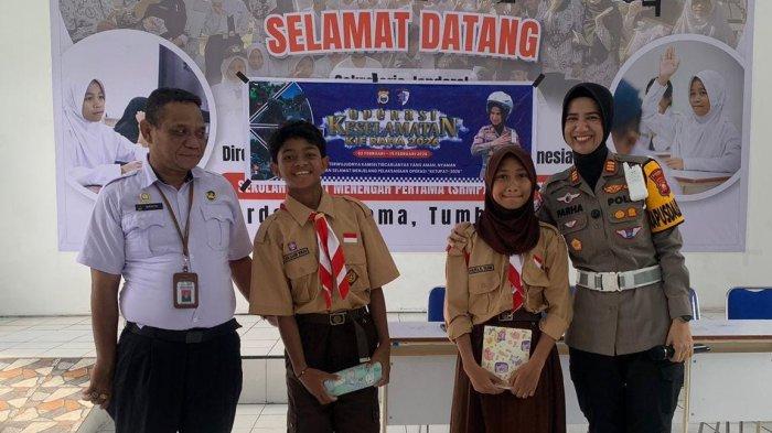 Satuan Lalu Lintas (Satlantas) Polres Ternate, Maluku Utara terus gencar melakukan edukasi untuk bisa tertib berlalu lintas di jalan pada kalangan pelajar. Kali ini anggota menyasar ke siswa siswi di Sekolah Rakyat Menengah Pertama (SRMP) 26 Kota Ternate yang beralamat di Kelurahan Kalumata, Kecamatan Ternate Selatan, Jumat (6/2/2026)