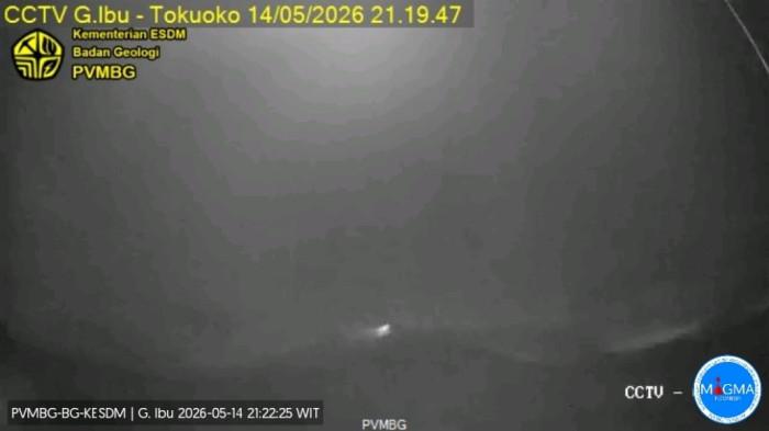 ERUPSI - Gunung Ibu di Kabupaten Halmahera Barat kembali erupsi pada Kamis malam pukul 21.19 WIT. Tinggi kolom abu teramati mencapai sekitar 200 meter di atas puncak dengan arah sebaran condong ke barat laut.