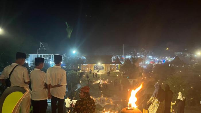 JADWAL IMSAKIYAH - Obor yang dibakar di halaman Kedaton Kesultanan Ternate, Maluku Utara, di perayaan malam Lailatul Qadar atau Festival Ela-Ela, Selasa (16/3/2026).