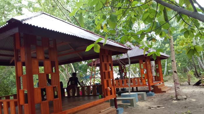 gajebo di wisata pantai sowoli dan ubli