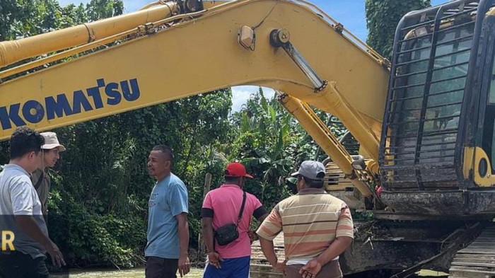 HUKUM: Anggota Sub Direktorat IV Tipidter Ditreskrimsus Polda Maluku Utara saat meninjau lokasi galian c yang diduga ilegal di Desa Baru, Kecamatan Obi, Halmahera Selatan