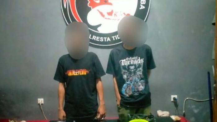GANJA - Dua orang terduga pelaku saat diamankan anggota Satuan Reserse Narkoba (Satresnarkoba) Polresta Tidore,  Kamis (16/4/2026).
