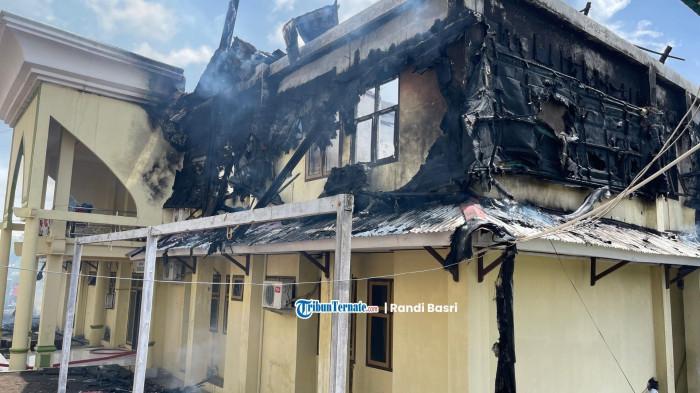 KEBAKARAN - Gedung muzdalifah dua lantai asrama transit untuk calon jemaah haji yang berlokasi di lingkungan RT 03 RT 02, Kelurahan Ngade, Kecamatan Kota Ternate Selatan, Maluku Utara, dilaporkan terbakar, Selasa (18/11/2025).