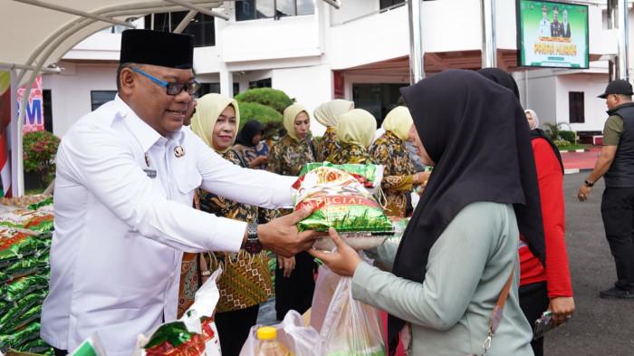 PROGRAM: Sekprov Maluku Utara Samsuddin A Kadir secara simbolis menyerahkan paket pembelian dimulainya pembukaan gerakan pasar murah yang berlangsung di halaman kantor Kejati Malut, Jumat (19/12/2025)