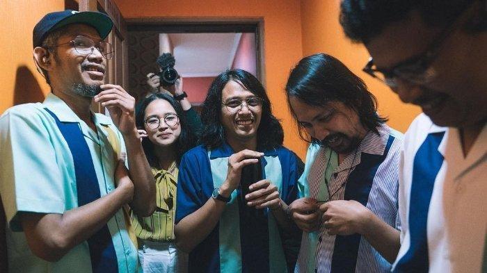 Lirik dan Chord Gitar Timur - The Adams: Namun Tiap Kudengar Namamu Makin Terbayang Masa Depanku