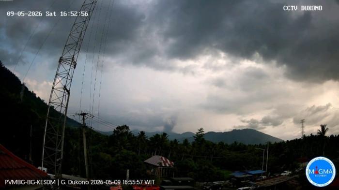 ERUPSI GUNUNG DUKONO - CCTV Gunung Dukono di Kabupaten Halmahera Utara, Maluku Utara, yang kembali mengalami erupsi pada Sabtu (9/5/2026) pukul 16.49 WIT. Foto diunduh dari dok PVMBG, Sbru (9/5/2026).
