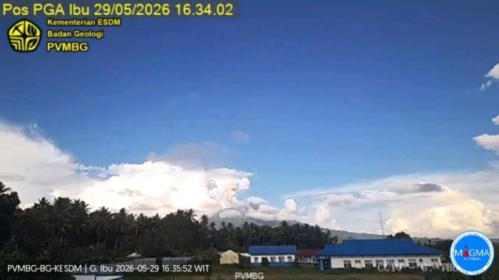 GUNUNG IBU - CCTV Gunung Ibu yang merekam aktivitas eruspi pada Jumat (29/5/2026), sekitar pukul 16:32 WIT. Foto diunduh dari dokumen PVMBG.