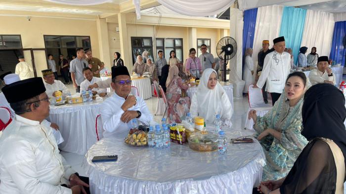 IDUL FITRI - Momen Kapolda Maluku Utara Irjen Pol Waris Agono bersama Wakapolda Maluku Utara Brigjen Pol Stephen M Napiun didampingi Ketua Bhayangkari Daerah Maluku Utara Ny Sari Waris Agono dan Wakil Ketua Bhayangkari Daerah Maluku Utara Ny Sofia Stephen saat menerima kunjungan Gubernur Maluku Utara Sherly Laos di Mapolda Sofifi, Sabtu (21/3/2026).