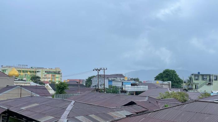 IMABUAN KAPOLDA MALUT - Kondisi cuaca di Kota Ternate pagi ini, Kapolda Maluku Utara, Irjen Pol Waris Agono, juga mengimbau masyarakat di seluruh wilayah Malut untuk meningkatkan kewaspadaan menghadapi cuaca ekstrem dan curah hujan tinggi, Senin (1/12/2025).