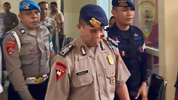 SANKSI - Bidang Profesi dan Pengamanan (Bid Propam) Polda Maluku Utara akhirnya melaksanakan sidang kode etik terhadap Bripka RAP alias Reychand Dalam sidang tersebut secara resmi dipecat dari institusi kepolisian, sidang tersebut berlangsung di Polres Ternate, Senin (6/4/2026).