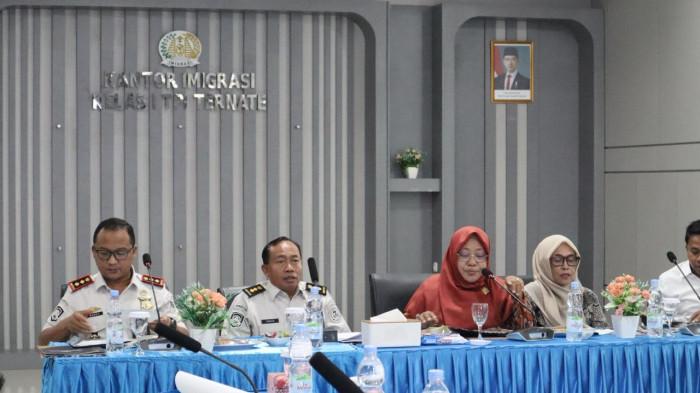 imigrasi ternate terima kunjungan dprd halsel_2