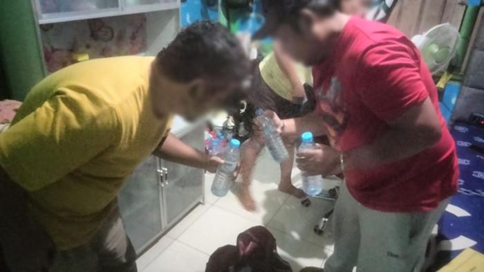 MIRAS - Seorang perempuan yang berstatus sebagai Ibu Rumah Tangga di Ternate berinisial R alias Rani 42 tahun ditangkap Polsek Ternate Utara akibat kedapatan edar miras cap tikus, Jumat (22/5/2026).