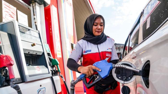 HARGA BBM - Foto proses pengisian bensin di gerai Pertamina. Pertamina Patra Niaga melakukan penyesuaian harga jual BBM non subsidi untuk produk Pertamax dan Pertamax Green.