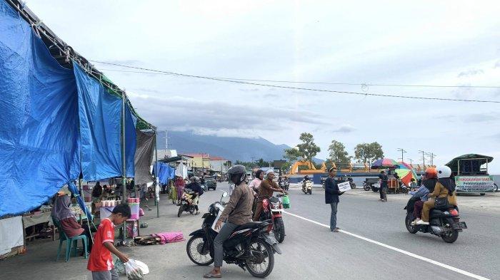 JADWAL IMSAKIYAH - Suasana warga berbelanja takjil di kawasan Zero Point, Labuha, Kecamatan Bacan, Halmahera Selatan, Maluku Utara, Rabu (4/3/2026). Foto diunggah pada Kamis (5/3/2026).