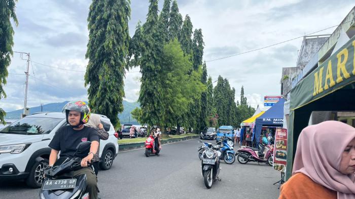 JADWAL IMSAKIYAH - Suasana menjelang buka puasa di depan Pantai Falajawa, Kota Ternate, Maluku Utara. Foto diambil pada Senin (23/2/2026).