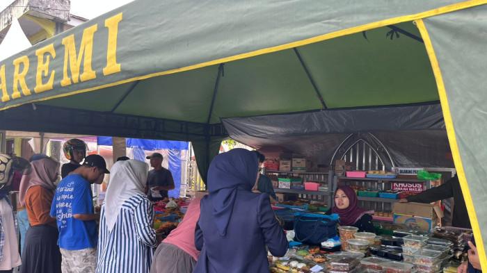 JADWAL IMSAKIYAH - Suasana warga beli takjil buka puasa di depan Pantai Falajawa, Kota Ternate, Maluku Utara. Foto diambil pada Senin (23/2/2026).