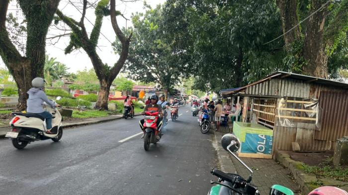 JADWAL IMSAKIYAH - Suasana warga beli takjil berbuka puasa di lingkungan Kuburan Cina, Kota Ternate, Maluku Utara, Senin (2/3/2026). Foto diunggah pada Jumat (6/3/2026).