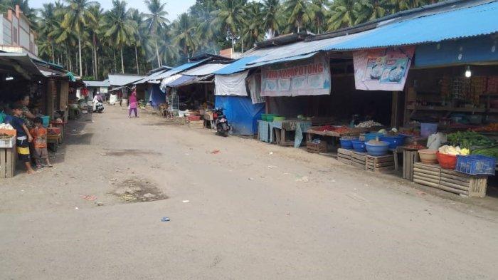 Lubang di Jalan Pasar Ake Lamo Halmahera Barat Dikeluhkan Pedagang