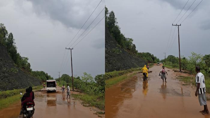 jalan lintas maba-buli penuh lumpur usai hujan