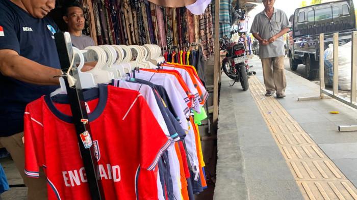 PIALA DUNIA 2026 - Tampak salah seorang pembeli sedang memilih jersey peserta Piala Dunia 2026 di Pasar Labuha, Halmahera Selatan, Maluku Utara, Jumat (5/6/2026).