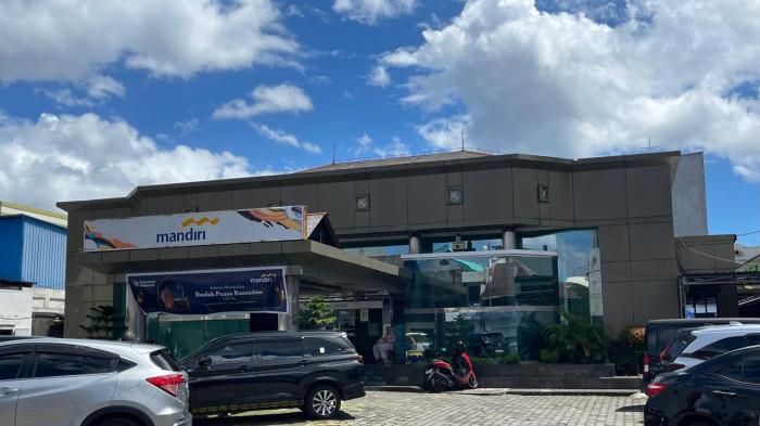 KLARIFIKASI - Manajemen kantor Bank Mandiri cabang Kota Ternate yang beralamat di jalan pahlawan revolusi, Kelurahan Gamalama, Kecamatan Ternate Tengah ikut buka suara atas kasus nasabahnya, Selasa (3/3/2026).