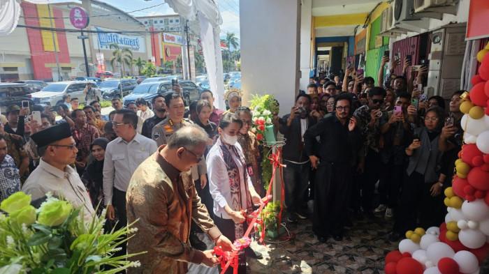 Suasana Direktur Sales Telkomsel Stanislaus Susatyo didampingi Gubernur Maluku Utara Sherly Tjoanda dan Forkopimda dengan pemotongan pita ditandai awal peresmian kantor baru Telkomsel Branch Ternate yang beralamat di Jl. Sultan M. Djabir Syah, Kelurahan Gamalama, Kecamatan Ternate Tengah, Kota Ternate, Maluku Utara, Jumat (7/11/2025).