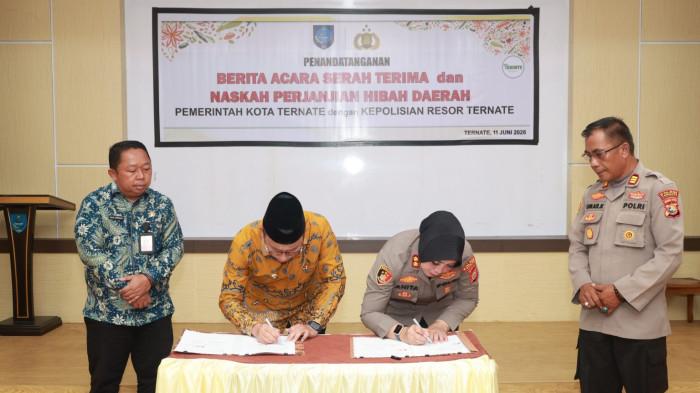 HIBAH - Pemerintah Kota (Pemkot) Ternate, secara resmi menghibahkan lahan dan bangunan di Kelurahan Gamalama, Kecamatan Ternate Tengah, Kota Ternate, kepada Polres Ternate, Jumat (12/6/2026). Gedung tersebut akan difungsikan sebagai Polsek Ternate Tengah.