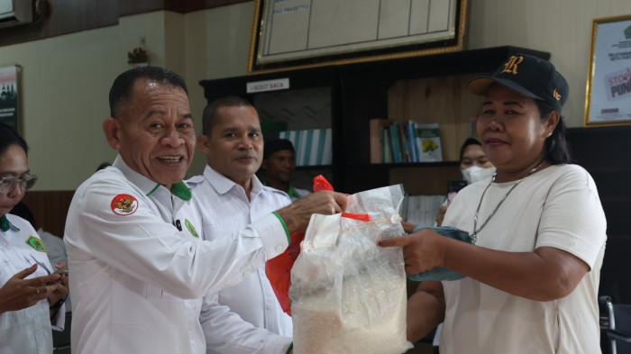 kanwil kemenag bagi sembako di hari santri